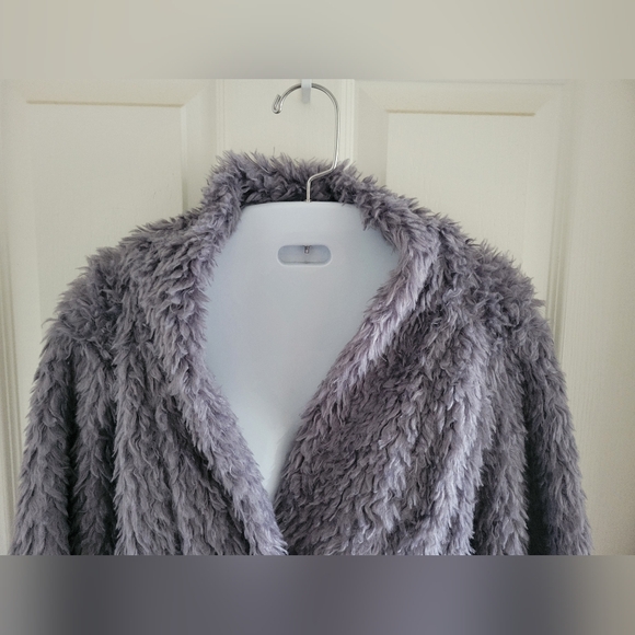 Dylan | NWT Chic Cozy Gray Faux Fur 3/4 Sleeve Teddy Coat (SIZE M) - Picture 7 of 15